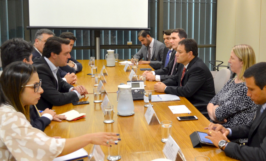 O governador Carlos Massa Ratinho Junior cumpriu nesta quarta-feira (30) em Brasília agenda com ministros de Estado, autoridades do Poder Judiciário e órgãos de fiscalização. Na foto, o governador com o ministro Adalberto Santos de Vasconcelos, secretário especial da Secretaria do Programa de Parcerias de Investimentos (PPI). - Brasília, 30/01/2019 - Foto: Divulgação ANPr