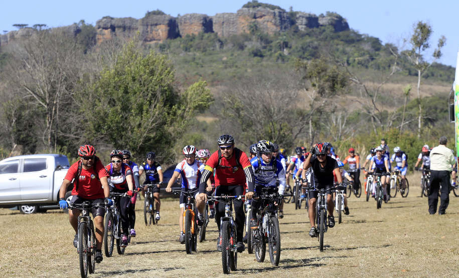 Apresentação do espetáculo Olimpo, montado no fim do ano passado pela Escola de Dança Teatro Guaíra, em Vila Velha, durante a passagem da tocha olímpica. Ponta Grossa, 10-07-16.Foto: Arnaldo Alves / ANPr.
