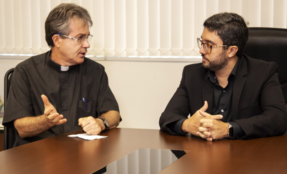 O Governo do Paraná vai coordenar uma ação conjunta para revitalizar a região do Santuário Estadual de Nossa Senhora do Rocio, em Paranaguá. O presidente dos portos do Paraná, Luiz Fernando Garcia, e o reitor do Santuário, padre Joaquim Parron, discutiram as necessidades da comunidade e as possíveis intervenções.Paranaguá, 01/02/2019  -  Foto:  Claudio Neves/Appa
