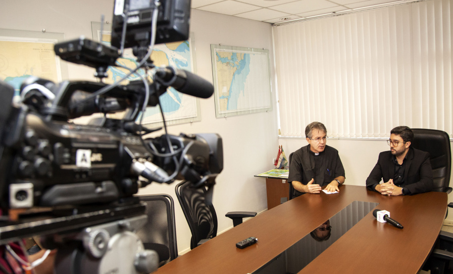 O Governo do Paraná vai coordenar uma ação conjunta para revitalizar a região do Santuário Estadual de Nossa Senhora do Rocio, em Paranaguá. O presidente dos portos do Paraná, Luiz Fernando Garcia, e o reitor do Santuário, padre Joaquim Parron, discutiram as necessidades da comunidade e as possíveis intervenções.Paranaguá, 01/02/2019  -  Foto:  Claudio Neves/Appa