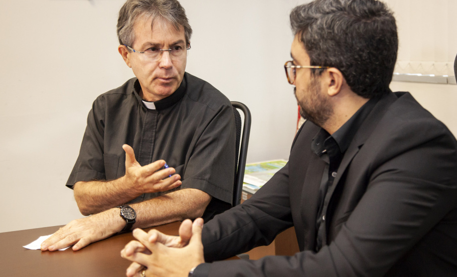 O Governo do Paraná vai coordenar uma ação conjunta para revitalizar a região do Santuário Estadual de Nossa Senhora do Rocio, em Paranaguá. O presidente dos portos do Paraná, Luiz Fernando Garcia, e o reitor do Santuário, padre Joaquim Parron, discutiram as necessidades da comunidade e as possíveis intervenções.Paranaguá, 01/02/2019  -  Foto:  Claudio Neves/Appa