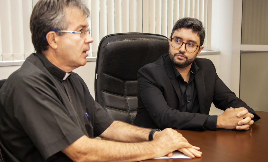 O Governo do Paraná vai coordenar uma ação conjunta para revitalizar a região do Santuário Estadual de Nossa Senhora do Rocio, em Paranaguá. O presidente dos portos do Paraná, Luiz Fernando Garcia, e o reitor do Santuário, padre Joaquim Parron, discutiram as necessidades da comunidade e as possíveis intervenções.Paranaguá, 01/02/2019  -  Foto:  Claudio Neves/Appa