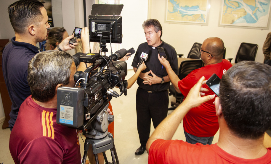 O Governo do Paraná vai coordenar uma ação conjunta para revitalizar a região do Santuário Estadual de Nossa Senhora do Rocio, em Paranaguá. O presidente dos portos do Paraná, Luiz Fernando Garcia, e o reitor do Santuário, padre Joaquim Parron, discutiram as necessidades da comunidade e as possíveis intervenções.Paranaguá, 01/02/2019  -  Foto:  Claudio Neves/Appa