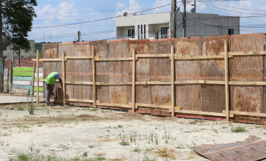 A construção do muro no Colégio Estadual Chico Mendes, em São José dos Pinhais, Região Metropolitana de Curitiba, iniciou nesta sexta-feira (01). As obras, que recebem um investimento de quase R$ 257 mil por parte do Governo do Paraná, devem ser finalizadas até início de abril deste ano. Foto: Fundepar