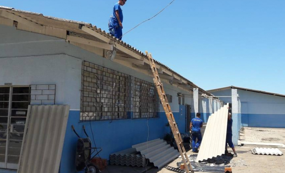 Os colégios estaduais do Litoral do Paraná, danificados por uma tempestade que atingiu a região há 15 dias, também receberam reparos. O Colégio Estadual Mustafá Salomão, em Matinhos, foi descoberto devido ao vendaval. Foto: Fundepar