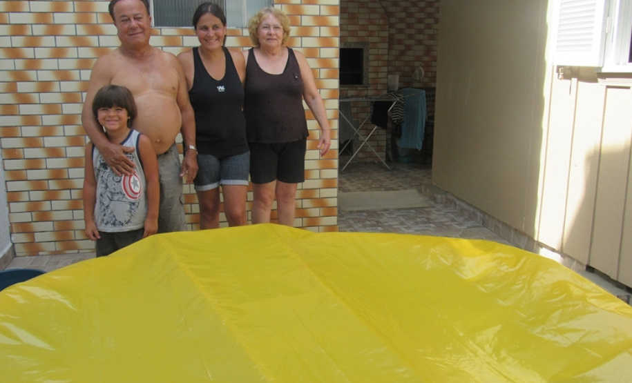A família de Lindenor Meireles Quadros, de Curitiba, dá bons exemplos nos cuidados com a piscina, cobrindo toda área da água quando não está em uso. “A piscina foi comprada há dois anos e enchemos ela apenas duas vezes. Uma em cada temporada”, diz Lindenor, que tem ciência de que abusos com o uso da água podem causar aumento na fatura no fim do mês. Foto:Sanepar