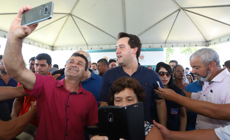 O governador Carlos Massa Ratinho Junior e o prefeito de Curitiba, Rafael Greca, inauguraram neste sábado (02) um parque esportivo no Bairro Novo. A estrutura conta com quadra de futebol com grama sintética, pista de skate com oito obstáculos e quadra poliesportiva. Curitiba,02/02/2019   -  Foto: Rodrigo Félix Leal/ANPr