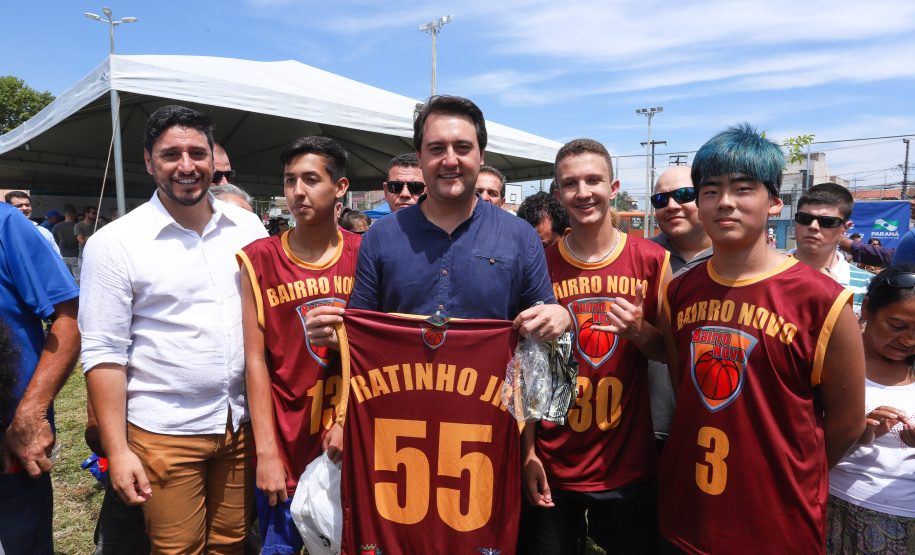 O governador Carlos Massa Ratinho Junior e o prefeito de Curitiba, Rafael Greca, inauguraram neste sábado (02) um parque esportivo no Bairro Novo. A estrutura conta com quadra de futebol com grama sintética, pista de skate com oito obstáculos e quadra poliesportiva. Curitiba,02/02/2019   -  Foto: Rodrigo Félix Leal/ANPr