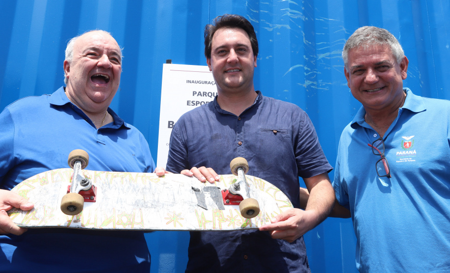 O governador Carlos Massa Ratinho Junior e o prefeito de Curitiba, Rafael Greca, inauguraram neste sábado (02) um parque esportivo no Bairro Novo. A estrutura conta com quadra de futebol com grama sintética, pista de skate com oito obstáculos e quadra poliesportiva. Curitiba,02/02/2019   -  Foto: Rodrigo Félix Leal/ANPr