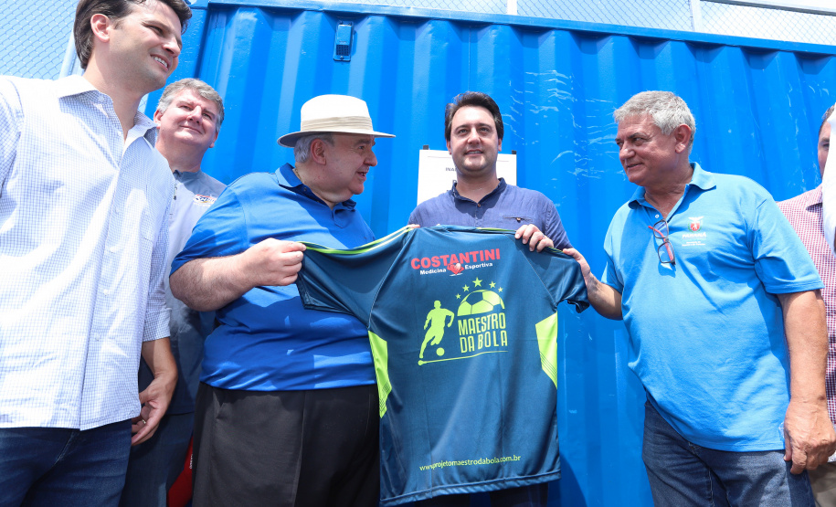 O governador Carlos Massa Ratinho Junior e o prefeito de Curitiba, Rafael Greca, inauguraram neste sábado (02) um parque esportivo no Bairro Novo. A estrutura conta com quadra de futebol com grama sintética, pista de skate com oito obstáculos e quadra poliesportiva. Curitiba,02/02/2019   -  Foto: Rodrigo Félix Leal/ANPr