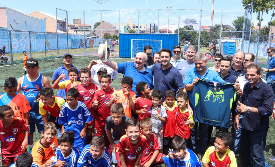 O governador Carlos Massa Ratinho Junior e o prefeito de Curitiba, Rafael Greca, inauguraram neste sábado (02) um parque esportivo no Bairro Novo. A estrutura conta com quadra de futebol com grama sintética, pista de skate com oito obstáculos e quadra poliesportiva. Curitiba,02/02/2019   -  Foto: Rodrigo Félix Leal/ANPr