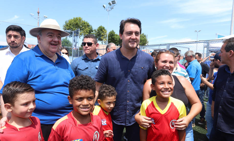 O governador Carlos Massa Ratinho Junior e o prefeito de Curitiba, Rafael Greca, inauguraram neste sábado (02) um parque esportivo no Bairro Novo. A estrutura conta com quadra de futebol com grama sintética, pista de skate com oito obstáculos e quadra poliesportiva. Curitiba,02/02/2019   -  Foto: Rodrigo Félix Leal/ANPr