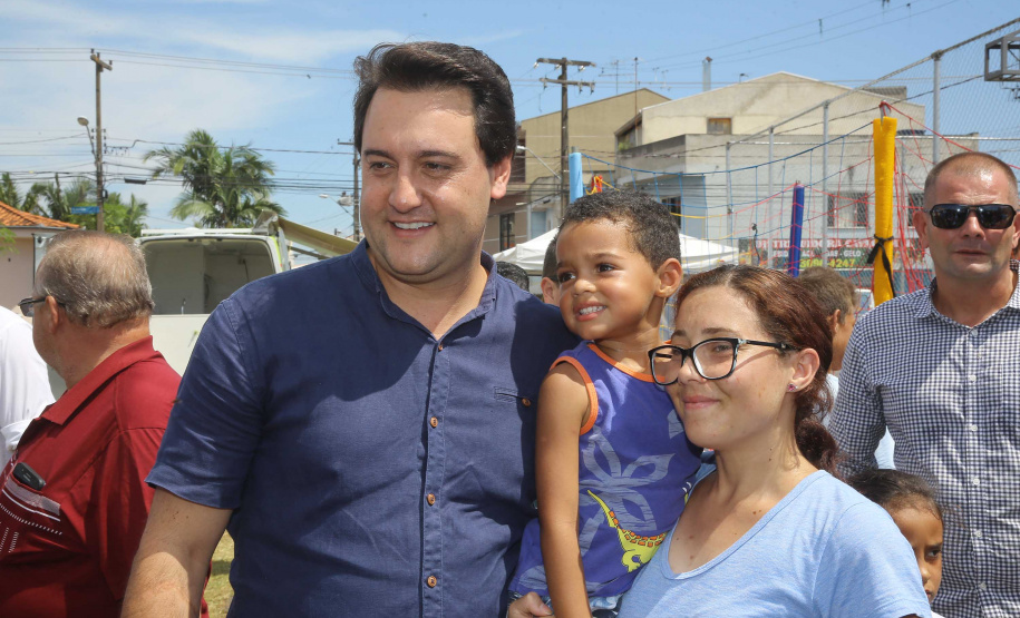 O governador Carlos Massa Ratinho Junior e o prefeito de Curitiba, Rafael Greca, inauguraram neste sábado (02) um parque esportivo no Bairro Novo. A estrutura conta com quadra de futebol com grama sintética, pista de skate com oito obstáculos e quadra poliesportiva. Curitiba,02/02/2019 Foto:Jaelson Lucas / ANPr
