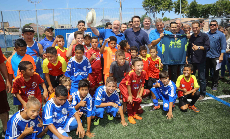 O governador Carlos Massa Ratinho Junior e o prefeito de Curitiba, Rafael Greca, inauguraram neste sábado (02) um parque esportivo no Bairro Novo. A estrutura conta com quadra de futebol com grama sintética, pista de skate com oito obstáculos e quadra poliesportiva. Curitiba,02/02/2019 Foto:Jaelson Lucas / ANPr