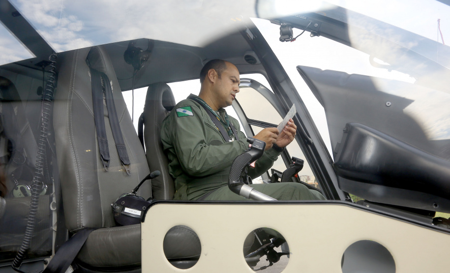 O Governo do Paraná enviou uma equipe aérea para Brumadinho (MG) com o objetivo de auxiliar nas buscas pelas vítimas do rompimento da barragem ocorrida na sexta-feira (25/01). Cinco integrantes do Batalhão de Polícia Militar de Operações Aéreas (BPMOA) viajaram neste domingo (03/02), somando-se à equipe do Corpo de Bombeiros que está naquele estado, incluída na força tarefa de buscas pelas vítimas desde o último domingo (27/01).  -  Curitiba, 03/02/2019  -  Foto: Jaelson Lucas/ANPr