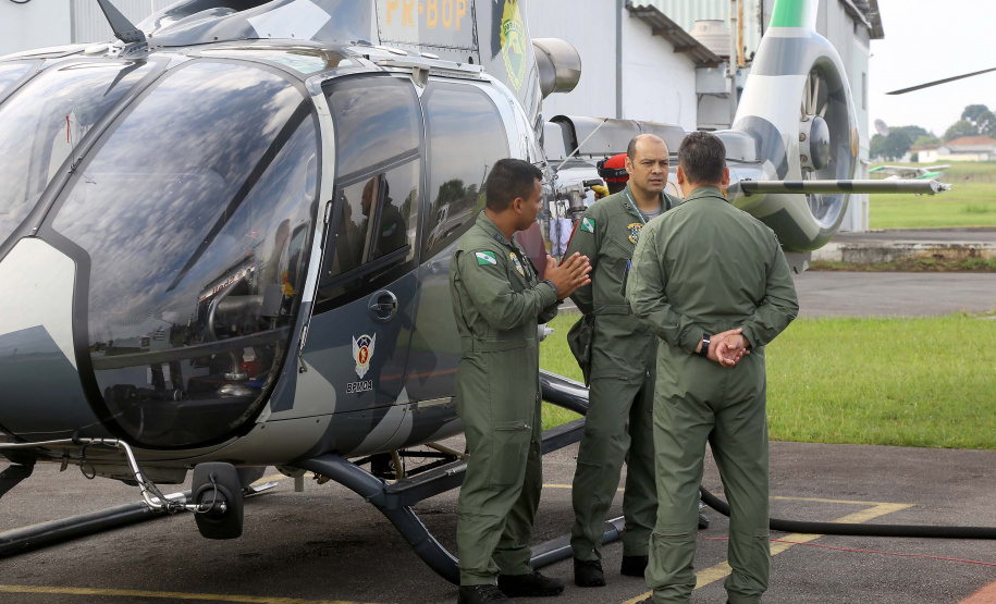 O Governo do Paraná enviou uma equipe aérea para Brumadinho (MG) com o objetivo de auxiliar nas buscas pelas vítimas do rompimento da barragem ocorrida na sexta-feira (25/01). Cinco integrantes do Batalhão de Polícia Militar de Operações Aéreas (BPMOA) viajaram neste domingo (03/02), somando-se à equipe do Corpo de Bombeiros que está naquele estado, incluída na força tarefa de buscas pelas vítimas desde o último domingo (27/01).  -  Curitiba, 03/02/2019  -  Foto: Jaelson Lucas/ANPr