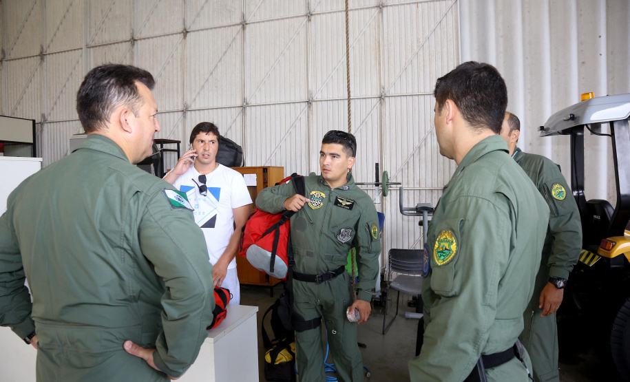 O Governo do Paraná enviou uma equipe aérea para Brumadinho (MG) com o objetivo de auxiliar nas buscas pelas vítimas do rompimento da barragem ocorrida na sexta-feira (25/01). Cinco integrantes do Batalhão de Polícia Militar de Operações Aéreas (BPMOA) viajaram neste domingo (03/02), somando-se à equipe do Corpo de Bombeiros que está naquele estado, incluída na força tarefa de buscas pelas vítimas desde o último domingo (27/01).  -  Curitiba, 03/02/2019  -  Foto: Jaelson Lucas/ANPr