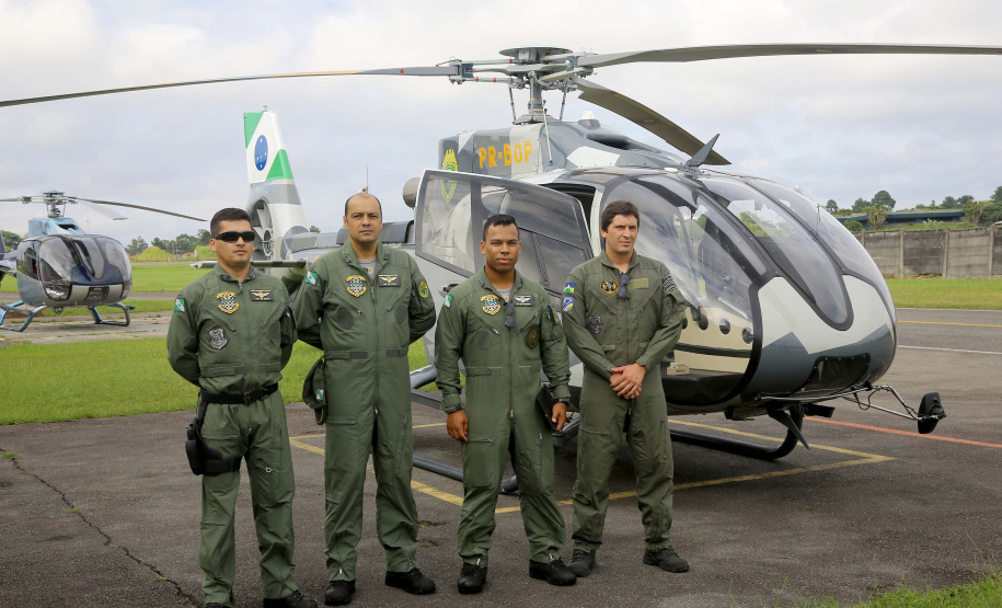 O Governo do Paraná enviou uma equipe aérea para Brumadinho (MG) com o objetivo de auxiliar nas buscas pelas vítimas do rompimento da barragem ocorrida na sexta-feira (25/01). Cinco integrantes do Batalhão de Polícia Militar de Operações Aéreas (BPMOA) viajaram neste domingo (03/02), somando-se à equipe do Corpo de Bombeiros que está naquele estado, incluída na força tarefa de buscas pelas vítimas desde o último domingo (27/01).  -  Curitiba, 03/02/2019  -  Foto: Jaelson Lucas/ANPr