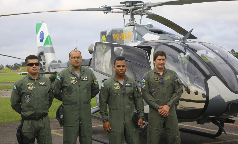 O Governo do Paraná enviou uma equipe aérea para Brumadinho (MG) com o objetivo de auxiliar nas buscas pelas vítimas do rompimento da barragem ocorrida na sexta-feira (25/01). Cinco integrantes do Batalhão de Polícia Militar de Operações Aéreas (BPMOA) viajaram neste domingo (03/02), somando-se à equipe do Corpo de Bombeiros que está naquele estado, incluída na força tarefa de buscas pelas vítimas desde o último domingo (27/01).  -  Curitiba, 03/02/2019  -  Foto: Jaelson Lucas/ANPr