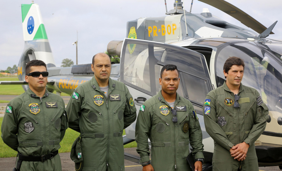 O Governo do Paraná enviou uma equipe aérea para Brumadinho (MG) com o objetivo de auxiliar nas buscas pelas vítimas do rompimento da barragem ocorrida na sexta-feira (25/01). Cinco integrantes do Batalhão de Polícia Militar de Operações Aéreas (BPMOA) viajaram neste domingo (03/02), somando-se à equipe do Corpo de Bombeiros que está naquele estado, incluída na força tarefa de buscas pelas vítimas desde o último domingo (27/01).  -  Curitiba, 03/02/2019  -  Foto: Jaelson Lucas/ANPr