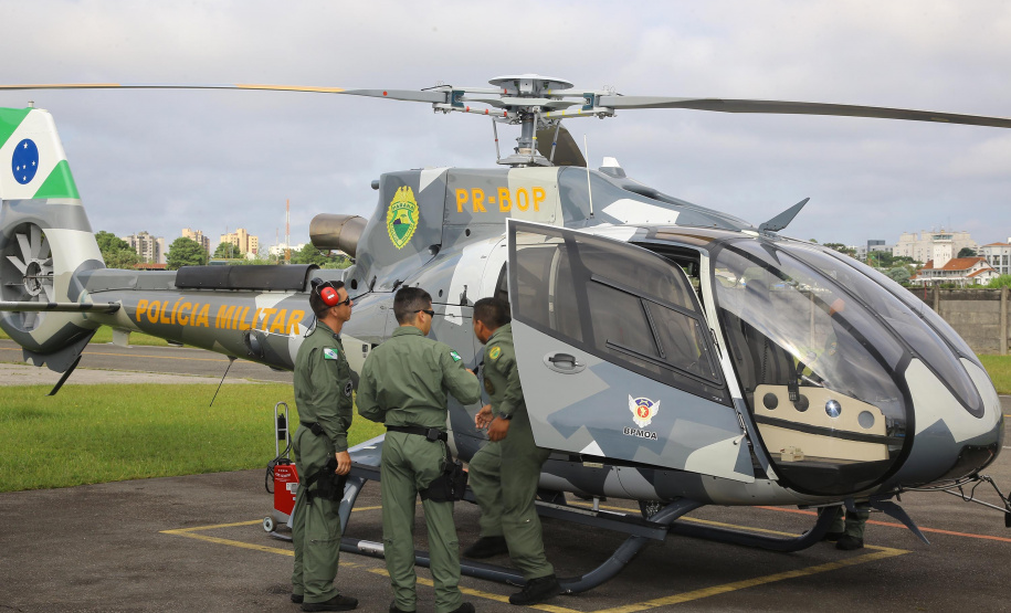 O Governo do Paraná enviou uma equipe aérea para Brumadinho (MG) com o objetivo de auxiliar nas buscas pelas vítimas do rompimento da barragem ocorrida na sexta-feira (25/01). Cinco integrantes do Batalhão de Polícia Militar de Operações Aéreas (BPMOA) viajaram neste domingo (03/02), somando-se à equipe do Corpo de Bombeiros que está naquele estado, incluída na força tarefa de buscas pelas vítimas desde o último domingo (27/01).  -  Curitiba, 03/02/2019  -  Foto: Jaelson Lucas/ANPr