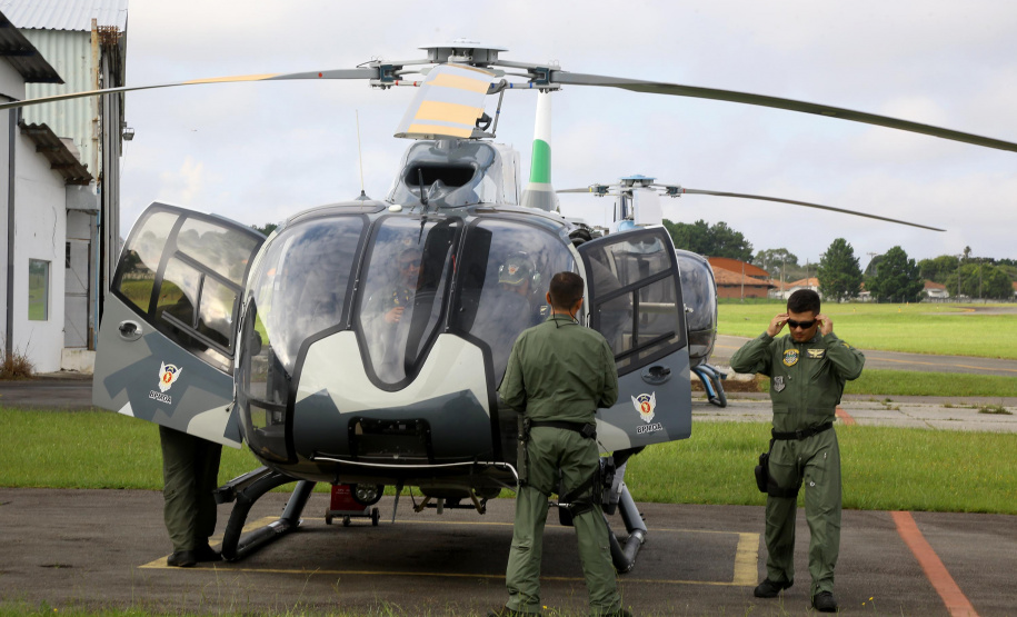 O Governo do Paraná enviou uma equipe aérea para Brumadinho (MG) com o objetivo de auxiliar nas buscas pelas vítimas do rompimento da barragem ocorrida na sexta-feira (25/01). Cinco integrantes do Batalhão de Polícia Militar de Operações Aéreas (BPMOA) viajaram neste domingo (03/02), somando-se à equipe do Corpo de Bombeiros que está naquele estado, incluída na força tarefa de buscas pelas vítimas desde o último domingo (27/01).  -  Curitiba, 03/02/2019  -  Foto: Jaelson Lucas/ANPr