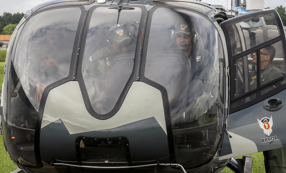 O Governo do Paraná enviou uma equipe aérea para Brumadinho (MG) com o objetivo de auxiliar nas buscas pelas vítimas do rompimento da barragem ocorrida na sexta-feira (25/01). Cinco integrantes do Batalhão de Polícia Militar de Operações Aéreas (BPMOA) viajaram neste domingo (03/02), somando-se à equipe do Corpo de Bombeiros que está naquele estado, incluída na força tarefa de buscas pelas vítimas desde o último domingo (27/01).  -  Curitiba, 03/02/2019  -  Foto: Jaelson Lucas/ANPr