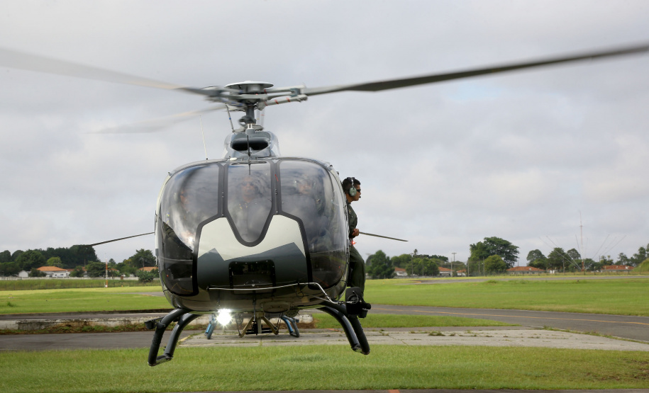 O Governo do Paraná enviou uma equipe aérea para Brumadinho (MG) com o objetivo de auxiliar nas buscas pelas vítimas do rompimento da barragem ocorrida na sexta-feira (25/01). Cinco integrantes do Batalhão de Polícia Militar de Operações Aéreas (BPMOA) viajaram neste domingo (03/02), somando-se à equipe do Corpo de Bombeiros que está naquele estado, incluída na força tarefa de buscas pelas vítimas desde o último domingo (27/01).  -  Curitiba, 03/02/2019  -  Foto: Jaelson Lucas/ANPr
