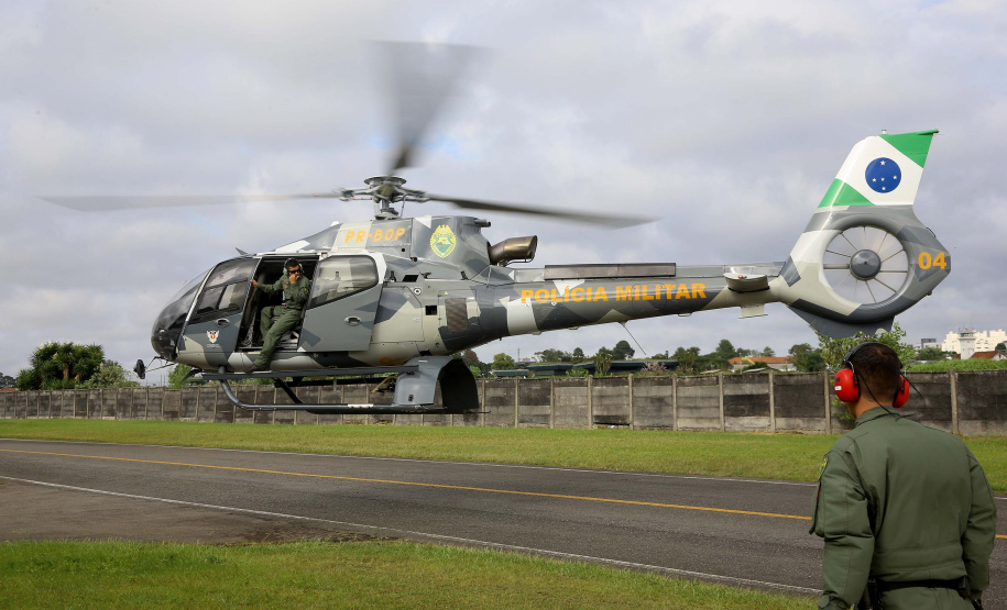O Governo do Paraná enviou uma equipe aérea para Brumadinho (MG) com o objetivo de auxiliar nas buscas pelas vítimas do rompimento da barragem ocorrida na sexta-feira (25/01). Cinco integrantes do Batalhão de Polícia Militar de Operações Aéreas (BPMOA) viajaram neste domingo (03/02), somando-se à equipe do Corpo de Bombeiros que está naquele estado, incluída na força tarefa de buscas pelas vítimas desde o último domingo (27/01).  -  Curitiba, 03/02/2019  -  Foto: Jaelson Lucas/ANPr