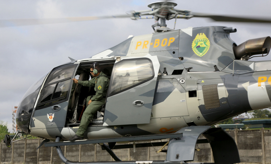 O Governo do Paraná enviou uma equipe aérea para Brumadinho (MG) com o objetivo de auxiliar nas buscas pelas vítimas do rompimento da barragem ocorrida na sexta-feira (25/01). Cinco integrantes do Batalhão de Polícia Militar de Operações Aéreas (BPMOA) viajaram neste domingo (03/02), somando-se à equipe do Corpo de Bombeiros que está naquele estado, incluída na força tarefa de buscas pelas vítimas desde o último domingo (27/01).  -  Curitiba, 03/02/2019  -  Foto: Jaelson Lucas/ANPr