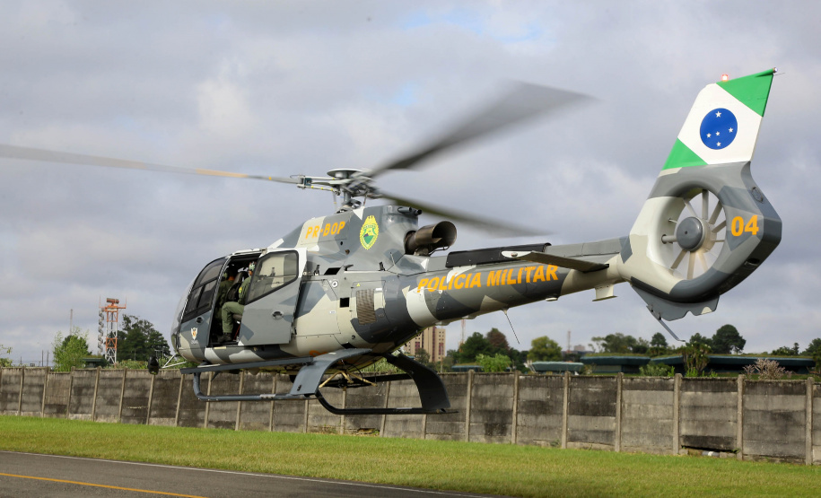O Governo do Paraná enviou uma equipe aérea para Brumadinho (MG) com o objetivo de auxiliar nas buscas pelas vítimas do rompimento da barragem ocorrida na sexta-feira (25/01). Cinco integrantes do Batalhão de Polícia Militar de Operações Aéreas (BPMOA) viajaram neste domingo (03/02), somando-se à equipe do Corpo de Bombeiros que está naquele estado, incluída na força tarefa de buscas pelas vítimas desde o último domingo (27/01).  -  Curitiba, 03/02/2019  -  Foto: Jaelson Lucas/ANPr
