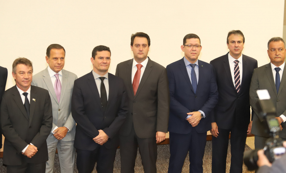 O governador Carlos Massa Ratinho Junior participou nesta segunda-feira (4), em Brasília, do lançamento do projeto de lei anticrime apresentado pelo ministro da Justiça e Segurança Pública, Sergio Moro. O governador colocou a estrutura do Estado à disposição para implantar as medidas no Paraná. - Brasília, 04/02/2019 - Foto: Rodrigo Félix Leal/ANPr