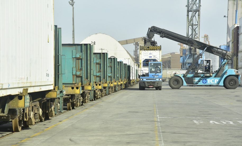 epresentantes da Administração dos Portos de Paranaguá e Antonina (Appa) e da Rumo, empresa que administra o modal ferroviário que passa por Paranaguá, têm se reunindo para discutir a redução da passagem do trem para a comunidade do município.   -  Paranaguá, 05/02/2019  -  Foto: Arquivo APPA