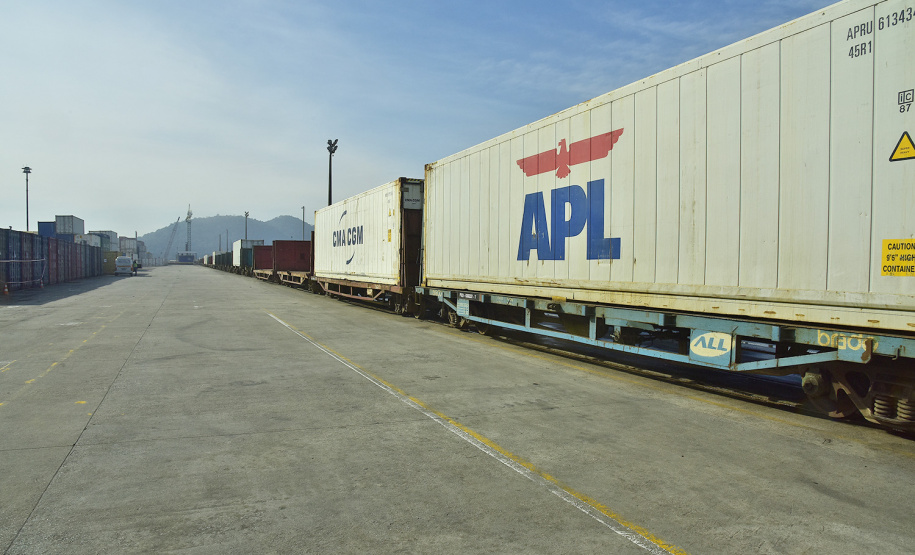 epresentantes da Administração dos Portos de Paranaguá e Antonina (Appa) e da Rumo, empresa que administra o modal ferroviário que passa por Paranaguá, têm se reunindo para discutir a redução da passagem do trem para a comunidade do município.   -  Paranaguá, 05/02/2019  -  Foto: Arquivo APPA