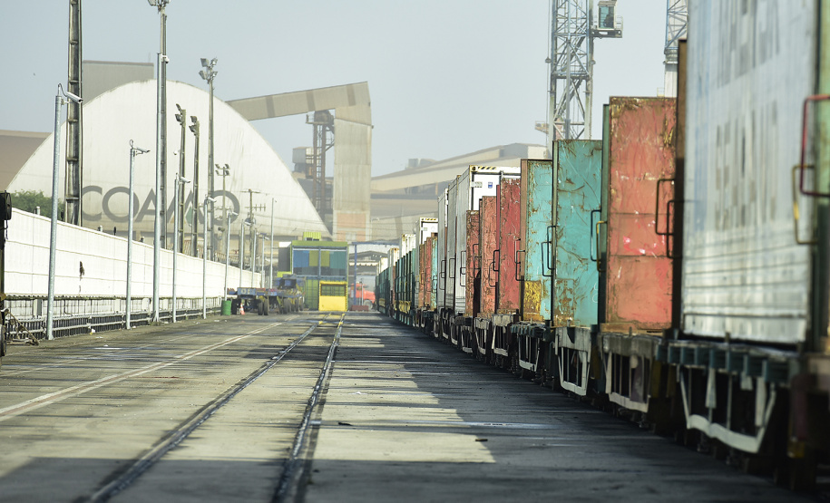 epresentantes da Administração dos Portos de Paranaguá e Antonina (Appa) e da Rumo, empresa que administra o modal ferroviário que passa por Paranaguá, têm se reunindo para discutir a redução da passagem do trem para a comunidade do município.   -  Paranaguá, 05/02/2019  -  Foto: Arquivo APPA