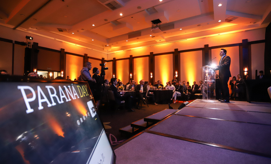 O governador Carlos Massa Ratinho Junior sanciona durante o evento Paraná Day, a lei do Programa de Parcerias do Paraná. - Curitiba, 05/02/2019 - Foto: Rodrigo Félix Leal