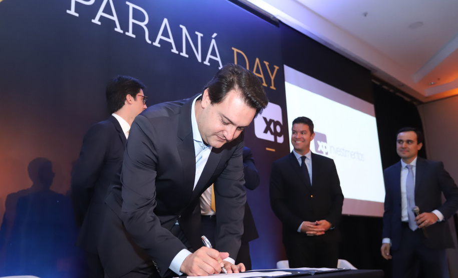 O governador Carlos Massa Ratinho Junior sanciona durante o evento Paraná Day, a lei do Programa de Parcerias do Paraná. - Curitiba, 05/02/2019 - Foto: Rodrigo Félix Leal