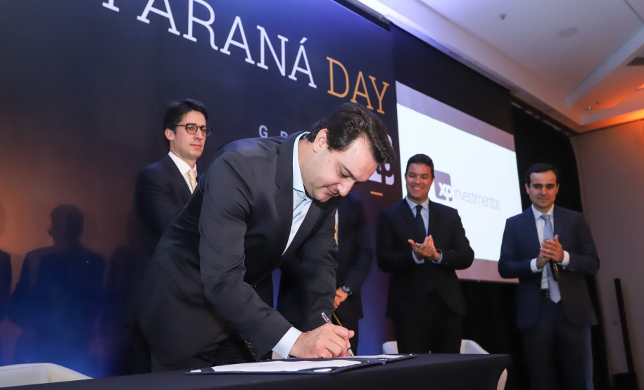O governador Carlos Massa Ratinho Junior sanciona durante o evento Paraná Day, a lei do Programa de Parcerias do Paraná. - Curitiba, 05/02/2019 - Foto: Rodrigo Félix Leal