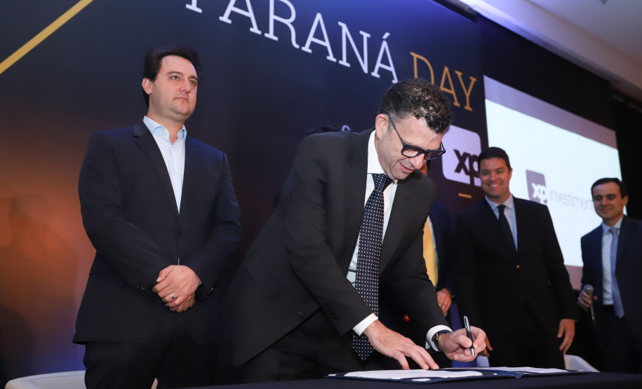 O governador Carlos Massa Ratinho Junior sanciona durante o evento Paraná Day, a lei do Programa de Parcerias do Paraná. - Curitiba, 05/02/2019 - Foto: Rodrigo Félix Leal