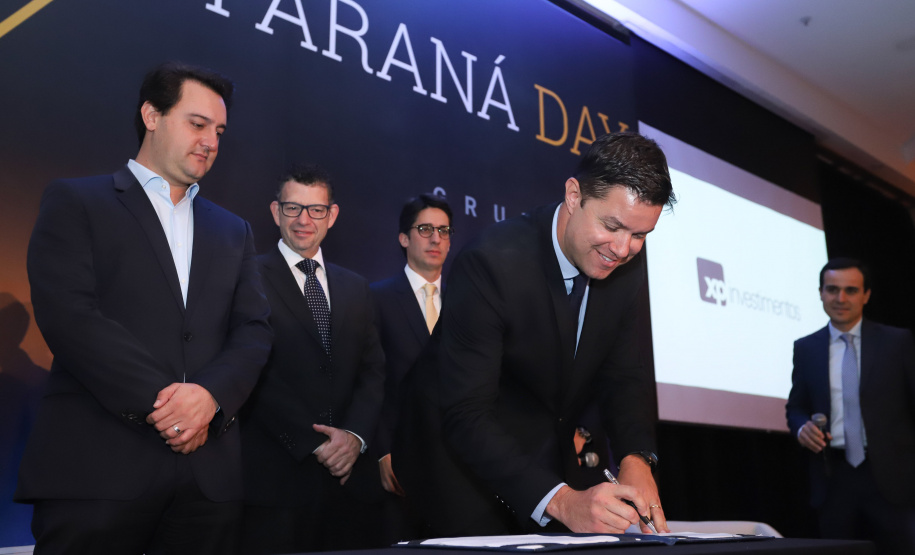 O governador Carlos Massa Ratinho Junior sanciona durante o evento Paraná Day, a lei do Programa de Parcerias do Paraná. - Curitiba, 05/02/2019 - Foto: Rodrigo Félix Leal