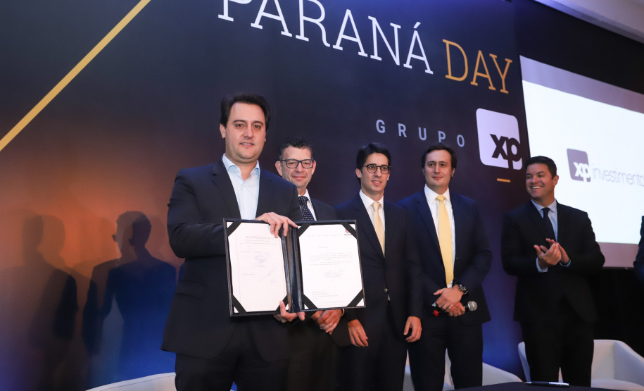 O governador Carlos Massa Ratinho Junior sanciona durante o evento Paraná Day, a lei do Programa de Parcerias do Paraná. - Curitiba, 05/02/2019 - Foto: Rodrigo Félix Leal