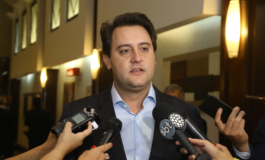 O governador Carlos Massa Ratinho Junior sancionou nesta terça-feira (05) a lei que cria o Programa de Parcerias do Paraná (PAR) e institui um Fundo para o Desenvolvimento de Projetos de Infraestrutura (Funpar). A assinatura aconteceu no Paraná Day, evento realizado em Curitiba com a presença de mais de 100 investidores do País e do exterior. _ Curitiba, 05/02/2019 - Foto: Jaelson Lucas/ANPr