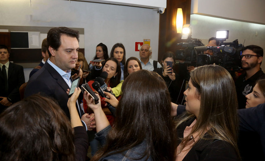 O governador Carlos Massa Ratinho Junior sancionou nesta terça-feira (05) a lei que cria o Programa de Parcerias do Paraná (PAR) e institui um Fundo para o Desenvolvimento de Projetos de Infraestrutura (Funpar). A assinatura aconteceu no Paraná Day, evento realizado em Curitiba com a presença de mais de 100 investidores do País e do exterior. _ Curitiba, 05/02/2019 - Foto: Jaelson Lucas/ANPr
