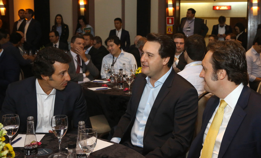 O governador Carlos Massa Ratinho Junior sancionou nesta terça-feira (05) a lei que cria o Programa de Parcerias do Paraná (PAR) e institui um Fundo para o Desenvolvimento de Projetos de Infraestrutura (Funpar). A assinatura aconteceu no Paraná Day, evento realizado em Curitiba com a presença de mais de 100 investidores do País e do exterior. _ Curitiba, 05/02/2019 - Foto: Jaelson Lucas/ANPr