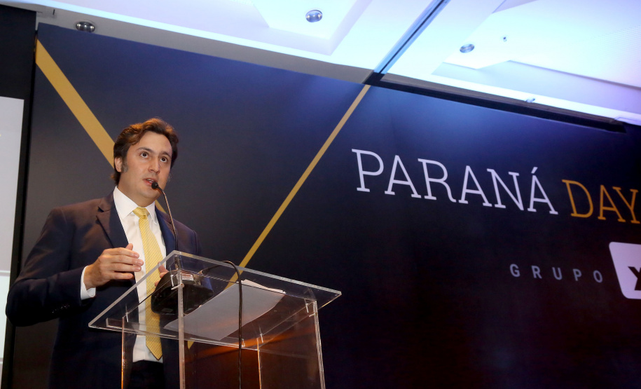 O governador Carlos Massa Ratinho Junior sancionou nesta terça-feira (05) a lei que cria o Programa de Parcerias do Paraná (PAR) e institui um Fundo para o Desenvolvimento de Projetos de Infraestrutura (Funpar). A assinatura aconteceu no Paraná Day, evento realizado em Curitiba com a presença de mais de 100 investidores do País e do exterior. Na imagem, Rafael Fornanetti, da XP Investimentos - Curitiba, 05/02/2019 - Foto: Jaelson Lucas?ANPr