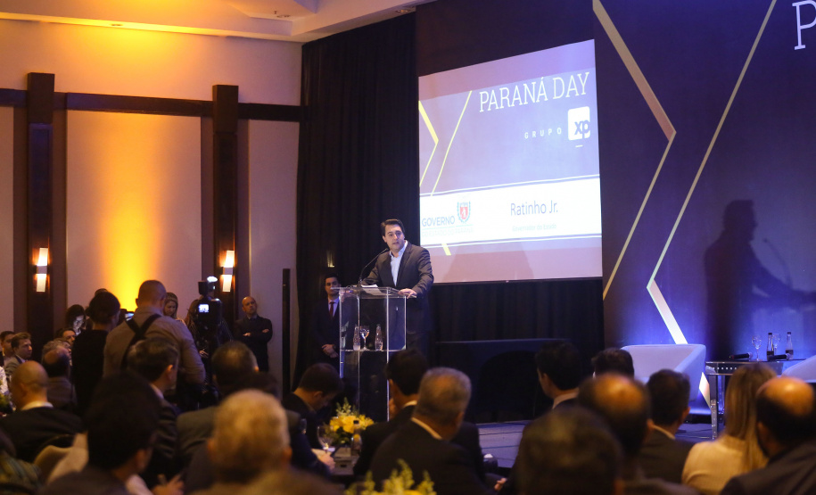 O governador Carlos Massa Ratinho Junior sancionou nesta terça-feira (05) a lei que cria o Programa de Parcerias do Paraná (PAR) e institui um Fundo para o Desenvolvimento de Projetos de Infraestrutura (Funpar). A assinatura aconteceu no Paraná Day, evento realizado em Curitiba com a presença de mais de 100 investidores do País e do exterior. _ Curitiba, 05/02/2019 - Foto: Jaelson Lucas/ANPr