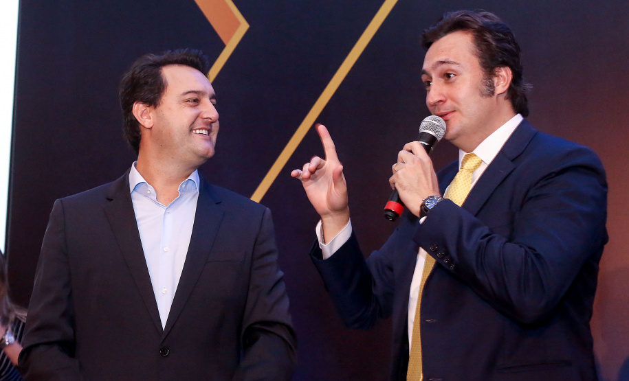 O governador Carlos Massa Ratinho Junior sancionou nesta terça-feira (05) a lei que cria o Programa de Parcerias do Paraná (PAR) e institui um Fundo para o Desenvolvimento de Projetos de Infraestrutura (Funpar). A assinatura aconteceu no Paraná Day, evento realizado em Curitiba com a presença de mais de 100 investidores do País e do exterior. _ Curitiba, 05/02/2019 - Foto: Jaelson Lucas/ANPr