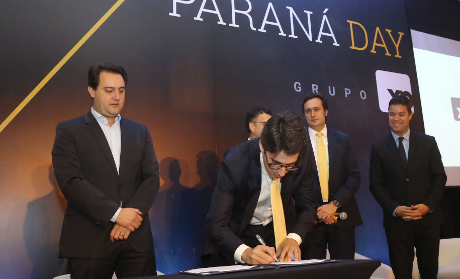 O governador Carlos Massa Ratinho Junior sancionou nesta terça-feira (05) a lei que cria o Programa de Parcerias do Paraná (PAR) e institui um Fundo para o Desenvolvimento de Projetos de Infraestrutura (Funpar). A assinatura aconteceu no Paraná Day, evento realizado em Curitiba com a presença de mais de 100 investidores do País e do exterior. _ Curitiba, 05/02/2019 - Foto: Jaelson Lucas/ANPr