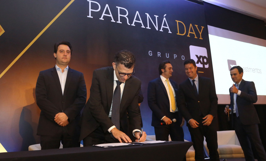 O governador Carlos Massa Ratinho Junior sancionou nesta terça-feira (05) a lei que cria o Programa de Parcerias do Paraná (PAR) e institui um Fundo para o Desenvolvimento de Projetos de Infraestrutura (Funpar). A assinatura aconteceu no Paraná Day, evento realizado em Curitiba com a presença de mais de 100 investidores do País e do exterior. _ Curitiba, 05/02/2019 - Foto: Jaelson Lucas/ANPr