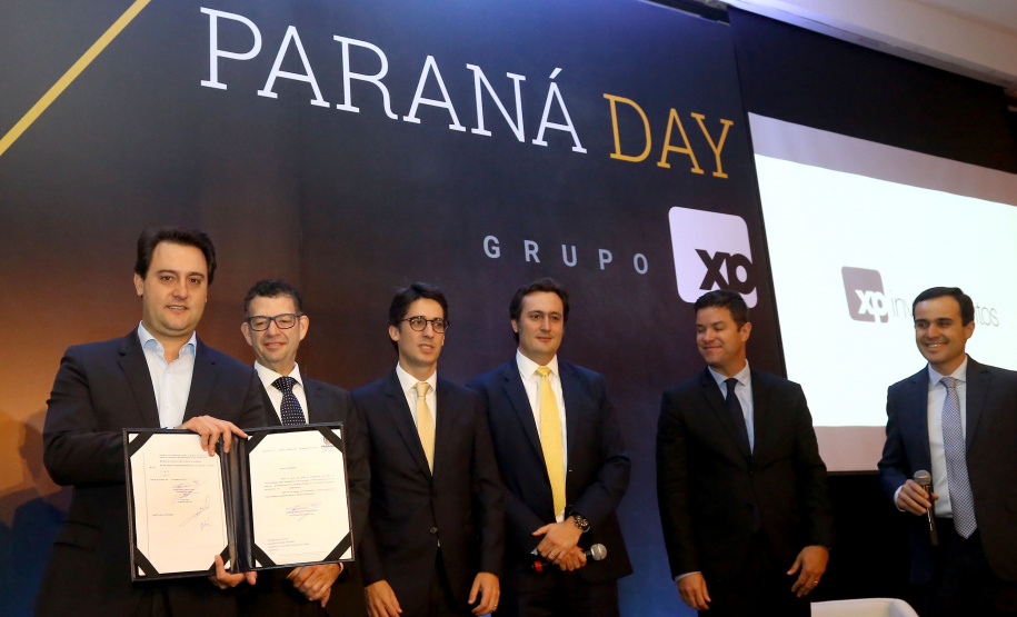 O governador Carlos Massa Ratinho Junior sancionou nesta terça-feira (05) a lei que cria o Programa de Parcerias do Paraná (PAR) e institui um Fundo para o Desenvolvimento de Projetos de Infraestrutura (Funpar). A assinatura aconteceu no Paraná Day, evento realizado em Curitiba com a presença de mais de 100 investidores do País e do exterior. _ Curitiba, 05/02/2019 - Foto: Jaelson Lucas/ANPr